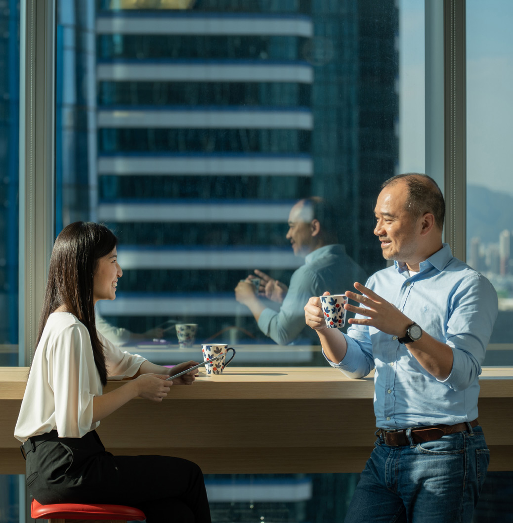 Un homme et une femme prenant un café ensemble au bureau
